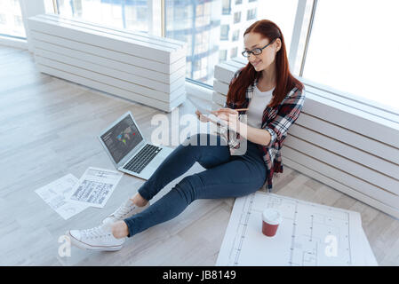 Angenehme nette Frau Notizen Stockfoto