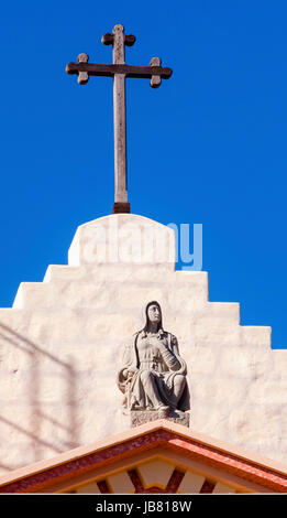 Überqueren Sie Maria Statue Mission Santa Barbara in Kalifornien.  Mission im Jahr 1786 gegründet. Stockfoto