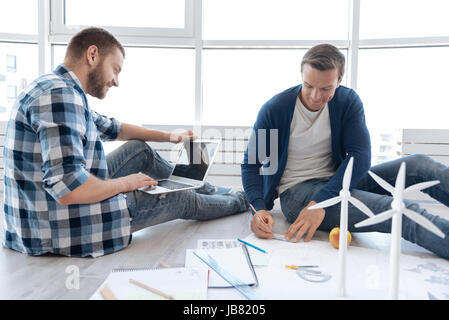 Schöne positive Mann tut der Zeichnung Stockfoto