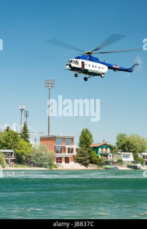 SENEC, Slowakei - 28 Mai: Dynamische Anzeige der Mil Mi-17 Hubschrauber Durchführung eine Rettung aus der Wassergymnastik am Sonnenseen Senec, Slowakei Stockfoto