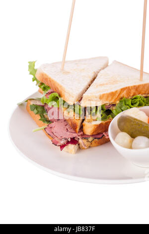 Leckeres Sandwich Clubsandwich Mit Speck Schinken Käse Und Ein Mit mixed Pickels Auf Einem Teller Isoliert Vor Weißem Hintergrund Stockfoto