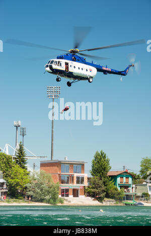 SENEC, Slowakei - 28 Mai: Dynamische Anzeige der Mil Mi-17 Hubschrauber Durchführung eine Rettung aus der Wassergymnastik am Sonnenseen Senec, Slowakei Stockfoto