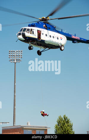 SENEC, Slowakei - 28 Mai: Dynamische Anzeige der Mil Mi-17 Hubschrauber Durchführung eine Rettung aus der Wassergymnastik am Sonnenseen Senec, Slowakei Stockfoto