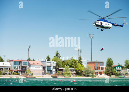 SENEC, Slowakei - 28 Mai: Dynamische Anzeige der Mil Mi-17 Hubschrauber Durchführung eine Rettung aus der Wassergymnastik am Sonnenseen Senec, Slowakei Stockfoto