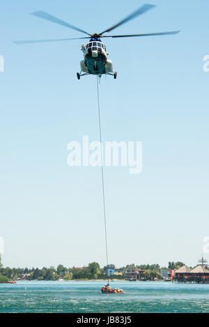 SENEC, Slowakei - 28 Mai: Dynamische Anzeige der Mil Mi-17 Hubschrauber Durchführung eine Rettung aus der Wassergymnastik am Sonnenseen Senec, Slowakei Stockfoto