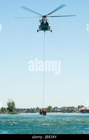 SENEC, Slowakei - 28 Mai: Dynamische Anzeige der Mil Mi-17 Hubschrauber Durchführung eine Rettung aus der Wassergymnastik am Sonnenseen Senec, Slowakei Stockfoto