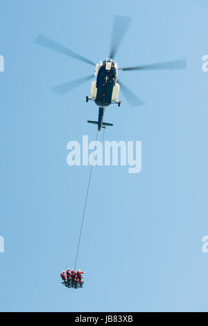 SENEC, Slowakei - 28 Mai: Dynamische Anzeige der Mil Mi-17 Hubschrauber Durchführung eine Rettung aus der Wassergymnastik am Sonnenseen Senec, Slowakei Stockfoto