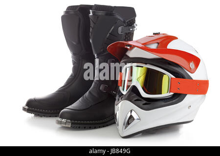 Motocross Stiefel und Schutzhelm für Motorradfahren isoliert auf weiss Stockfoto