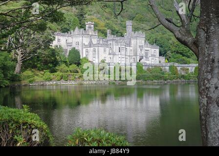 Kylemore Abbey Reflexe in See mit der schönen Natur rund um Stockfoto