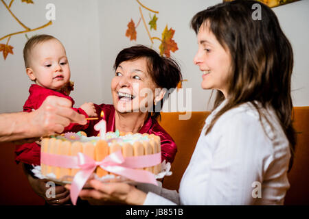 Mutter und Großmutter mit kleinen Baby feiert ersten Geburtstag Stockfoto