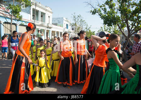 Eine Gruppe von kubanischen Schulmädchen gekleidet im Kostüm Karnevalsumzug in den Straßen von Cienfuegos Kuba Stockfoto