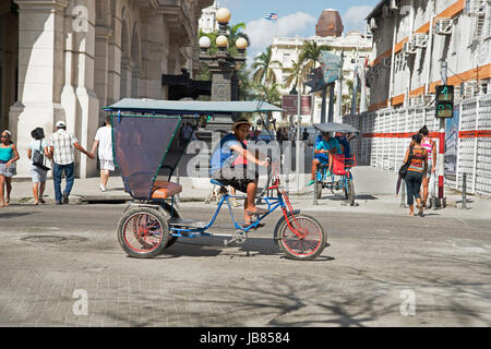 Ein Dreirad Fahrrad-Taxi-Fahrer wartet auf einen Tarif in Havanna Vieja Kuba Stockfoto