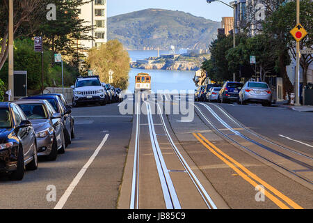 Ankunft an der Spitze eines Hügels in San Francisco Cable car Stockfoto