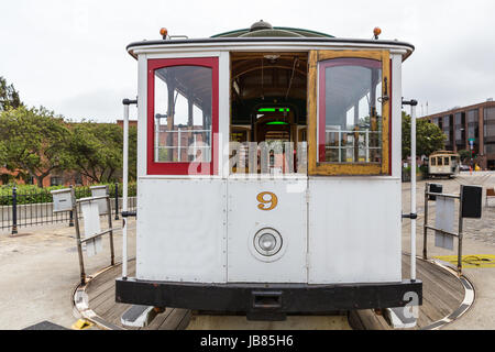 Eine Seilbahn auf eine Wende in San Francisco Stockfoto