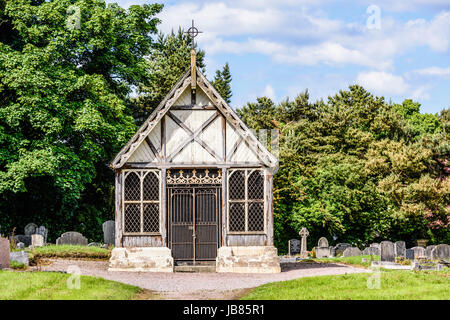 19 19 Holz- mausoleum mit eisernen Tore in einem alten Friedhof Stockfoto