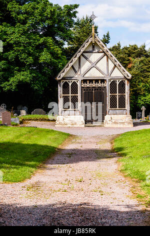 19 19 Holz- mausoleum mit eisernen Tore in einem alten Friedhof Stockfoto