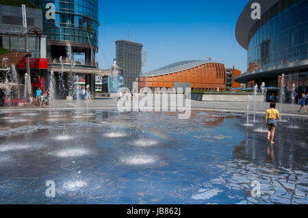 Italien, Lombardei, Mailand, Gae Aulenti Square, Brunnen Stockfoto