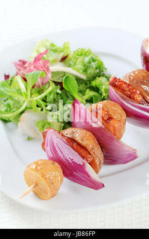 Speck und Kartoffel-Spieß mit gemischten Salat Stockfoto