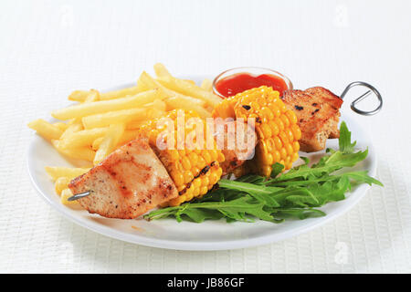 Türkei und Zuckermais Spieß mit französischen Friesand ketchup Stockfoto