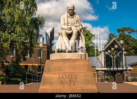 Statue von James Watt, Erfinder und Ingenieur, von Peter Slater, Eingang der Heriot Watt University Campus Riccarton, Edinburgh, Schottland, Großbritannien Stockfoto