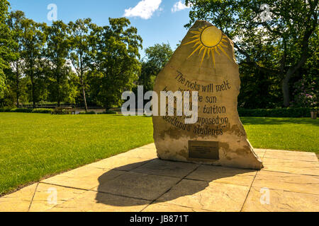 Sun Skulptur, Heriot Watt University Campus, Edinburgh, Schottland, Großbritannien, mit Zitat von Alex Salmond über freie Studiengebühren, von Robert Burns inspiriert Stockfoto