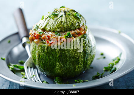 Runde Zucchini gefüllt Stockfoto