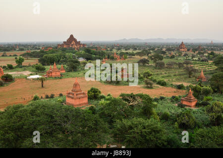 antiken Tempel in Bagan nach Sonnenuntergang, Myanmar Burma Stockfoto