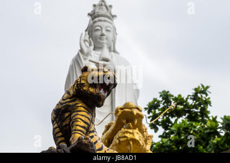 Buddhistische Statuen in einem chinesischen Tempel Stockfoto