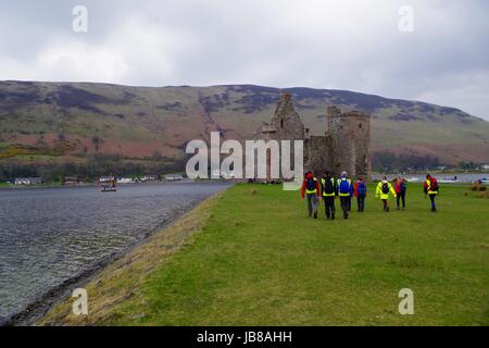 Eine Gruppe von Studenten der Geologie auf eine Mittagspause bei den Ruinen von Lochranza Castle. Lochranza, Arran, Schottland, April 2017. Stockfoto