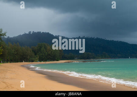 Gewitterwolken über den Dschungel und Strand von Khao Lak Stockfoto