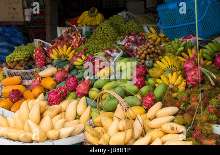 Früchte auf dem Display auf einem kleinen Markt in Thailand Stockfoto