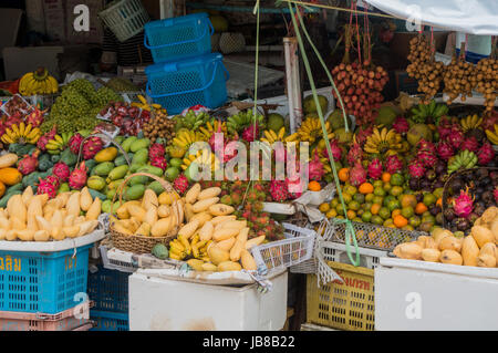 Schöne Darstellung der exotischen Früchten auf einem kleinen Dorfmarkt Stockfoto