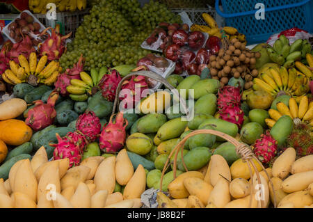 Schöne Darstellung der exotischen Früchten auf einem kleinen Dorfmarkt Stockfoto