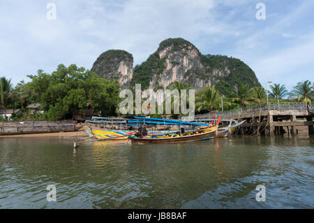Thai Longtailboote am pier Stockfoto