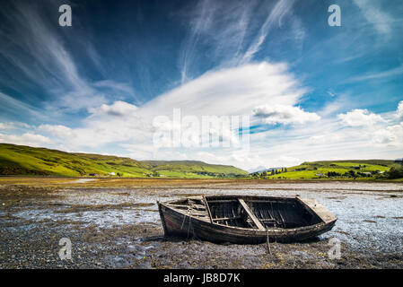 Altes Wrack Fischerboot liegen auf dem trockenen Boden des Meeres während Abfluss Stockfoto