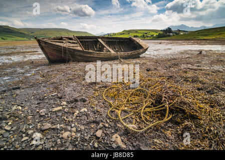 Altes Wrack Fischerboot liegen auf dem trockenen Boden des Meeres während Abfluss Stockfoto