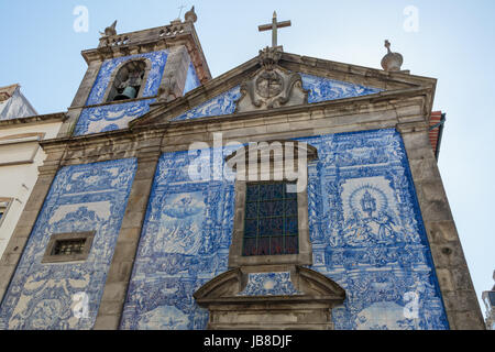 Capela das Almas dekoriert mit Azulejo Kacheln - Capela de Santa Catarina in Porto, Portugal Stockfoto