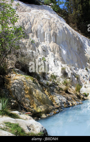 BAGNI SAN FILIPPO, Italien - 2. Juni 2017: Freie zugängliche Pool von Bagni San Filippo heißen Quellen in Italien mit seiner Califerous Bildung und niemand ar Stockfoto