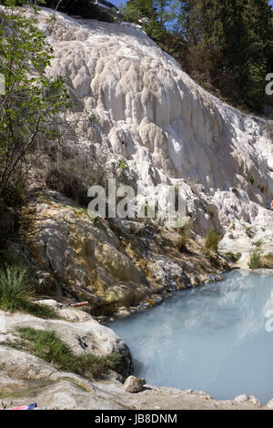 BAGNI SAN FILIPPO, Italien - 2. Juni 2017: Freie zugängliche Pool von Bagni San Filippo heißen Quellen in Italien mit seiner Califerous Bildung und niemand ar Stockfoto