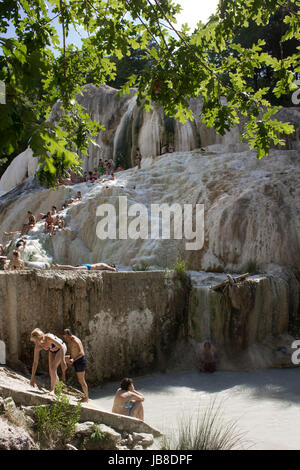 Bagni San Filippo, Italien - 2. Juni 2017: Menschen Baden in Bagni San Filippo Thermalbäder in der Toskana, Italien Stockfoto