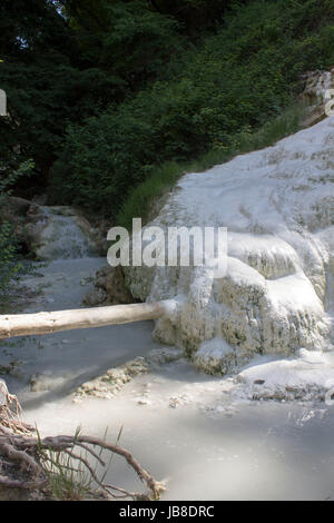 BAGNI SAN FILIPPO, Italien - 2. Juni 2017: Bagni San Filippo heiße Frühlinge Stream und Rock Formation in der Toskana Region von Italien Stockfoto