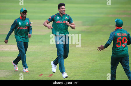 Bangladeshs Taskin Ahmed feiert nach der Einnahme des Wicket Neuseelands Ross Taylor während der ICC Champions Trophy, Gruppe A Match bei Sophia Gärten, Cardiff. Stockfoto