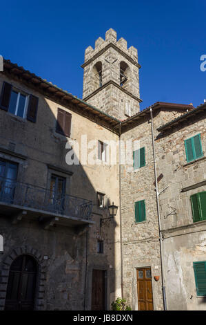 ABBADIA SAN SALVATORE, Italien - 2. Juni 2017: Altstadt von der mittelalterlichen Stadt von Abbadia San Salvatore in der Toskana, Italien, mit seinem Turm Stockfoto