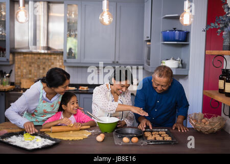 Glückliche mehr-Generationen-Familie Cookies in Küche zu Hause vorbereiten Stockfoto