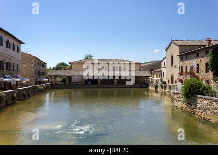 BAGNO VIGNONI, Italien - 3. Juni 2017: die kleine mittelalterliche Stadt von Bagno Vignoni in Italien, mit seinem Thermalbad Therme Stockfoto