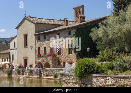 BAGNO VIGNONI, Italien - 3. Juni 2017: die kleine mittelalterliche Stadt von Bagno Vignoni in Italien, mit seinem Thermalbad Therme Stockfoto