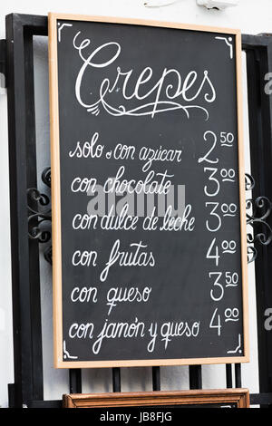 Nahaufnahme von der Tafel ein Restaurant in einer Küstenstadt in Spanien, mit einem generischen Menü mit Vorspeise, Hauptgang, dessert Stockfoto