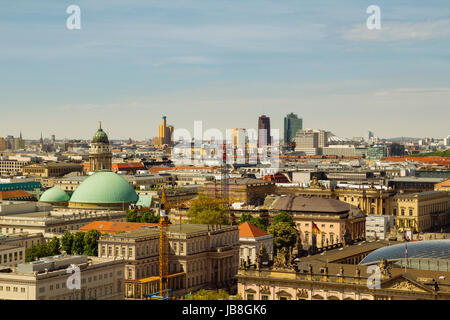 Blick auf die Stadt Berlin vom Dach der Kuppel der Kathedrale, mit Potsdamer Platz im Hintergrund Stockfoto