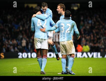 YAYA TOURE ADAM JOHNSON EDIN MANCHESTER CITY V WOLVERHAMPTO CITY OF MANCHESTER STADIUM MANCHESTER ENGLAND 15. Januar 2011 Stockfoto