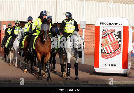 BERITTENE Polizei SUNDERLAND V NEWCASTLE UNITED Stadion von leichten SUNDERLAND ENGLAND 16. Januar 2011 Stockfoto